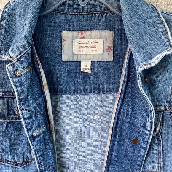 ❤️ Abercrombie & Fitch Vintage Distressed Denim Jacket - Picture 6 of 9